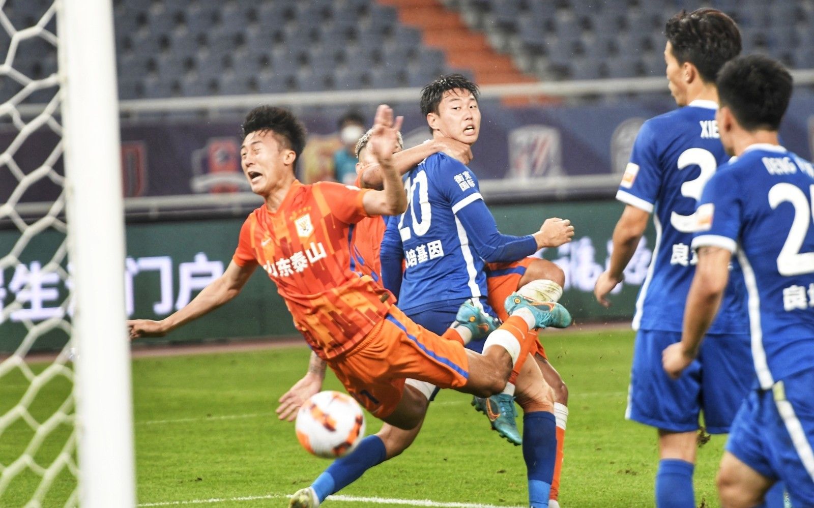 英超-狼队VS曼联：送副班长首胜？NO！阿莫林要逼近欧冠区（英超-狼队对曼联：副班长会迎来首胜？想多了！阿莫林誓逼近欧冠区）