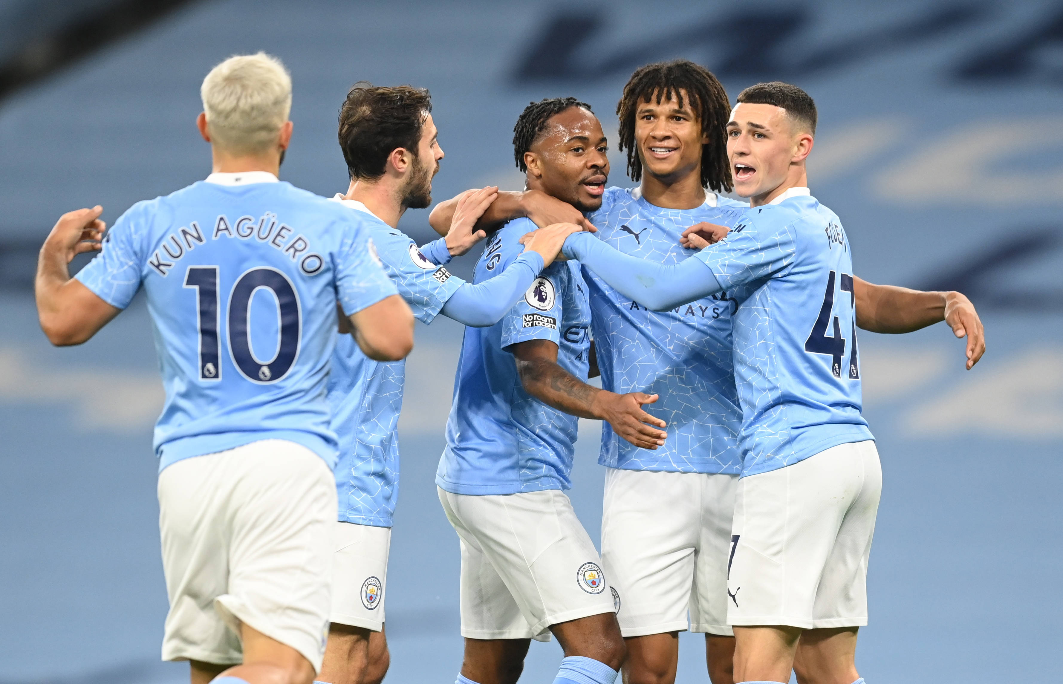 科里纳：正讨论足球中教练喊暂停的可能性，努力寻找解决方案（科里纳：探讨在足球比赛引入教练暂停，正积极寻求可行方案）