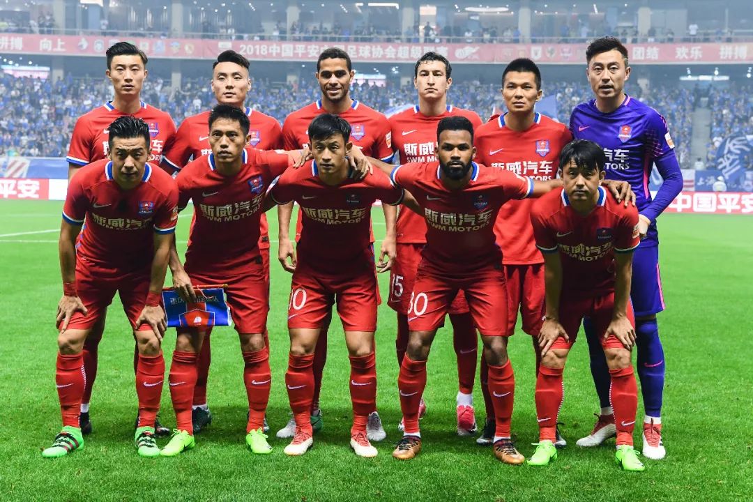 篮球湖人球迷热情支持球队