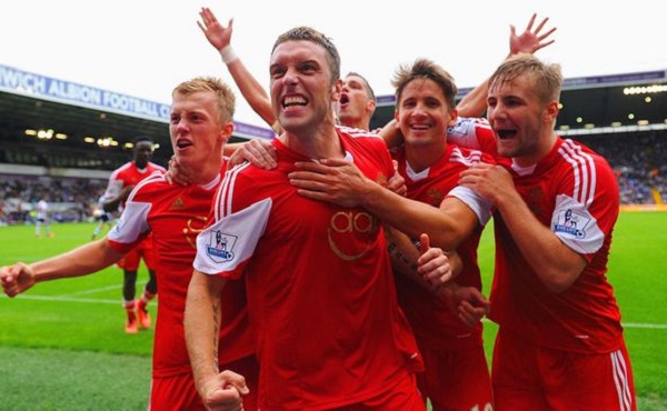 拉卡泽特回到酋长球场，观看并解说枪手对阵拜仁的比赛