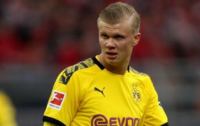 韦世豪：比赛尾声的点球太牵强，染红发为了在假期换个心情